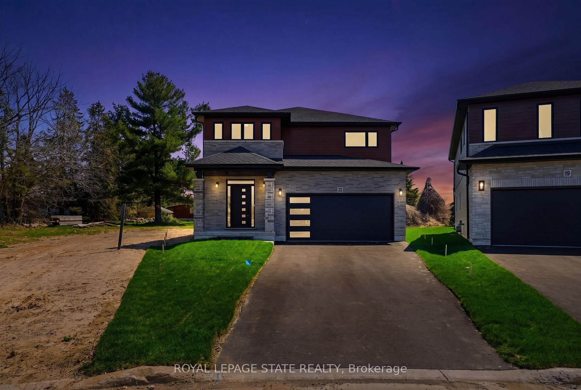 23 Woodvalley Court, Hamilton, ON L9B 2S7