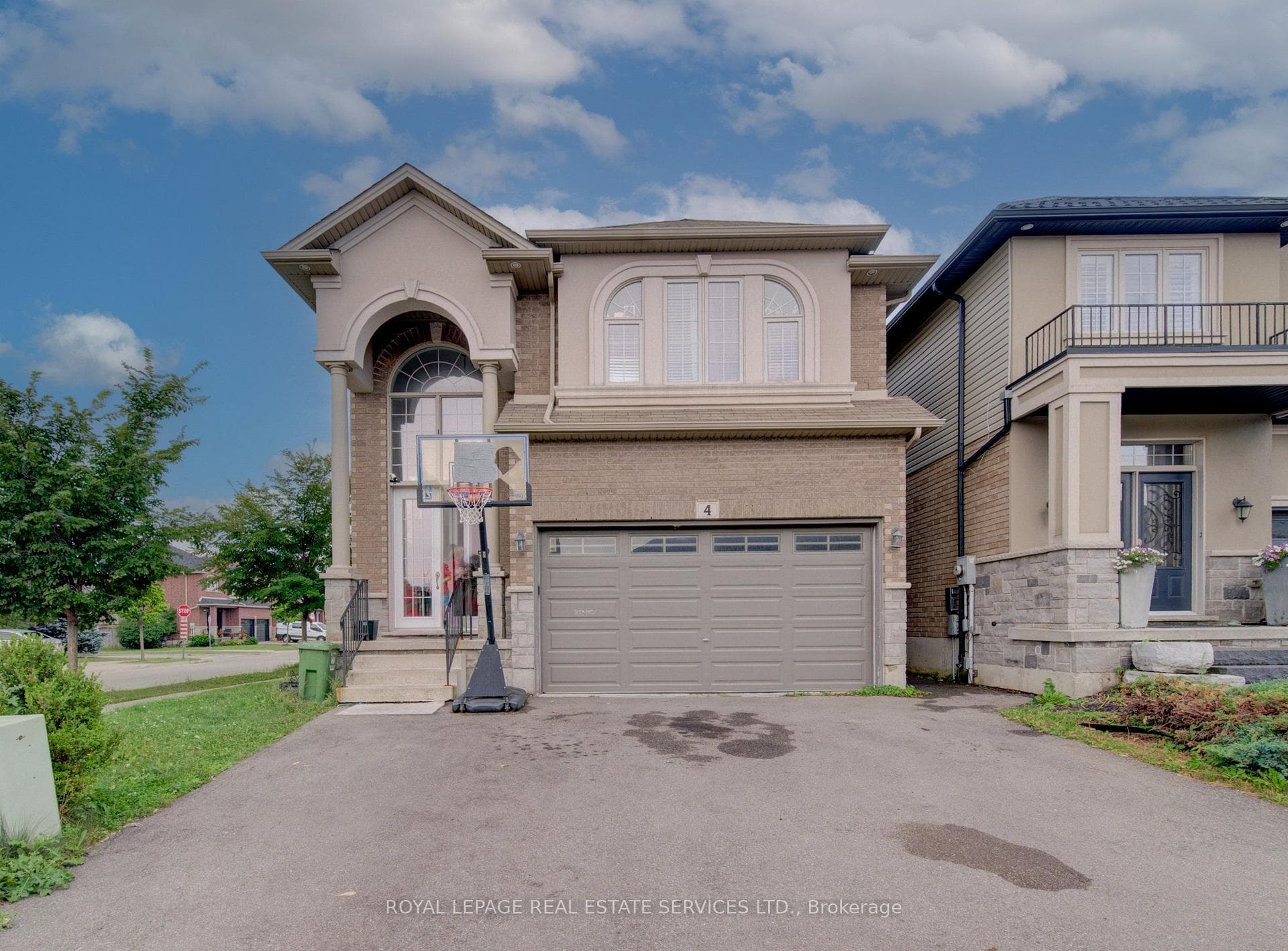 4 Chartwell Circle S, Hamilton, ON L9A 0B6