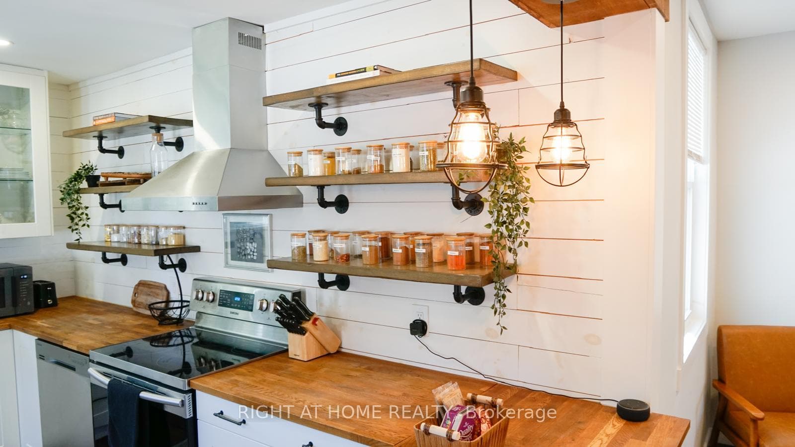 110 Cameron Avenue N, Hamilton, ON L8H 4Z2