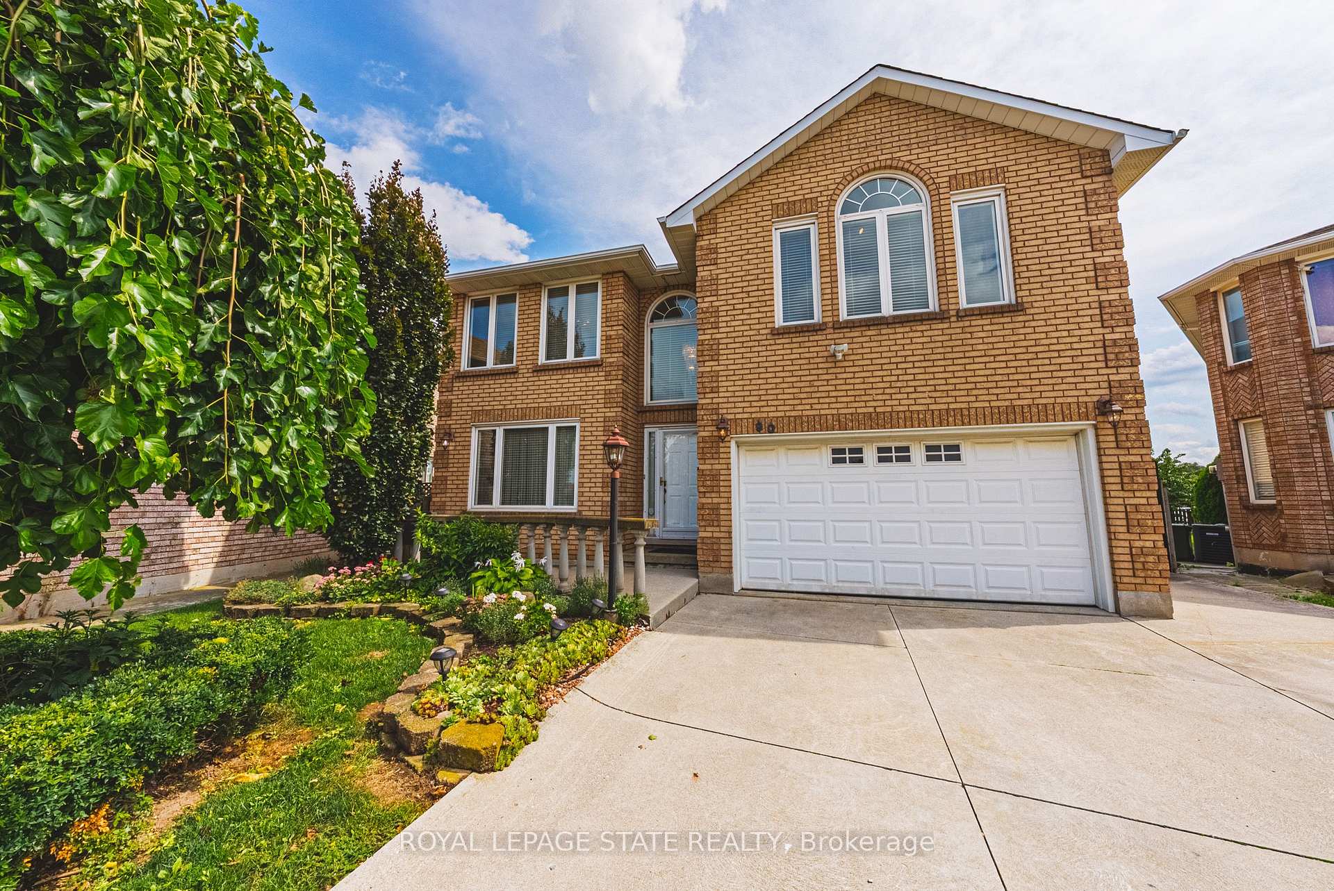 90 Fairington Crescent, Hamilton, ON L8E 3N4