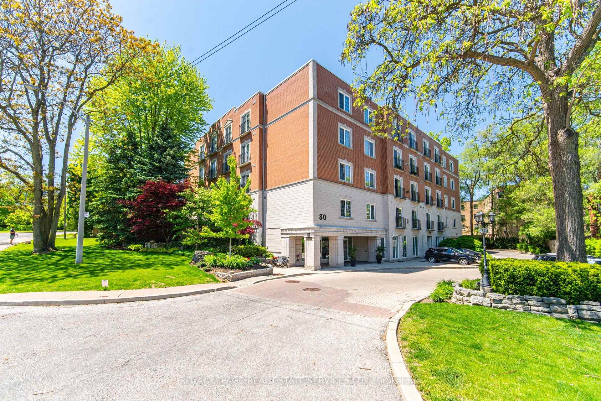 30 Anglesey Boulevard PH403, Toronto, ON M9A 3B5