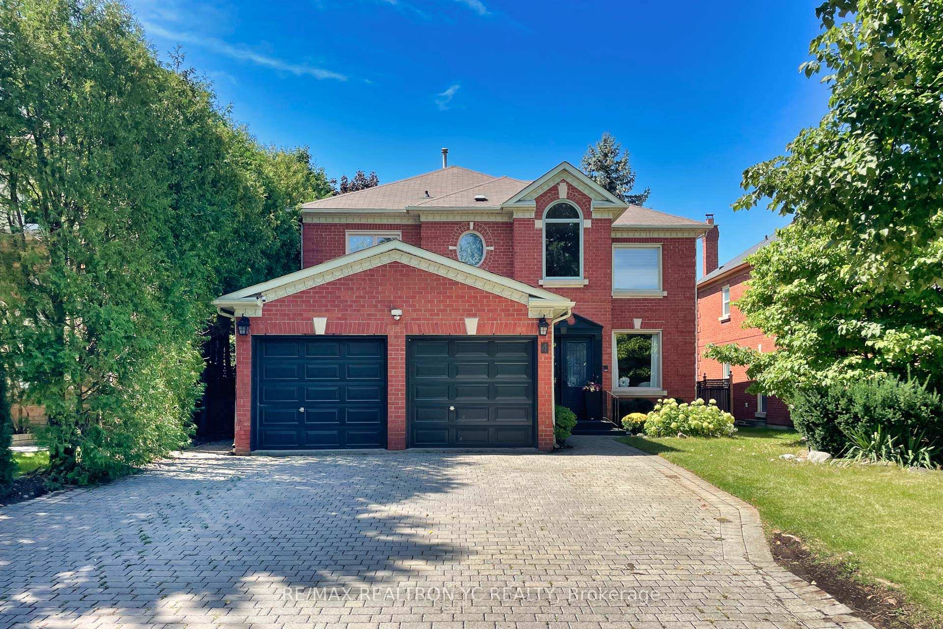 4 Theobalds Circle Lower, Richmond Hill, ON L4C 9E3