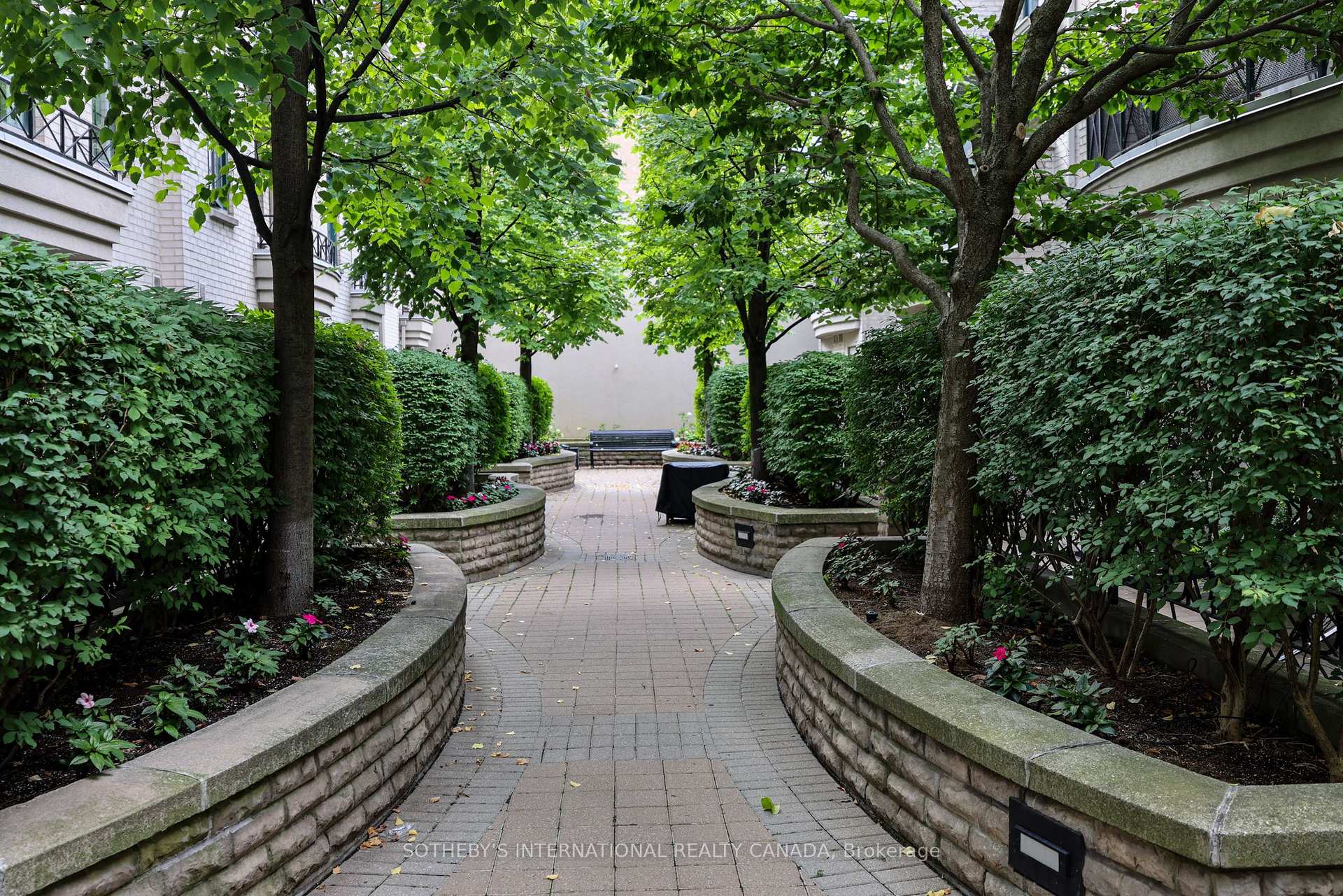 1 Baxter Street 21, Toronto, ON M4W 3W1