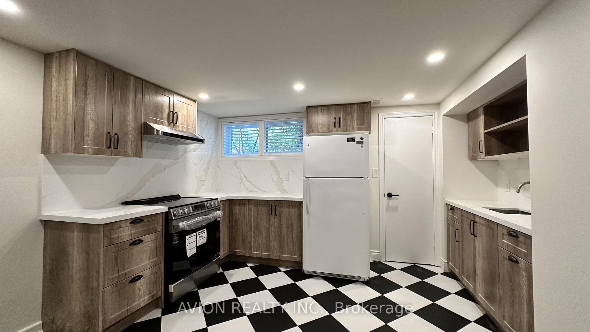 570 Exbury Crescent BSMT, Mississauga, ON L5G 2P4