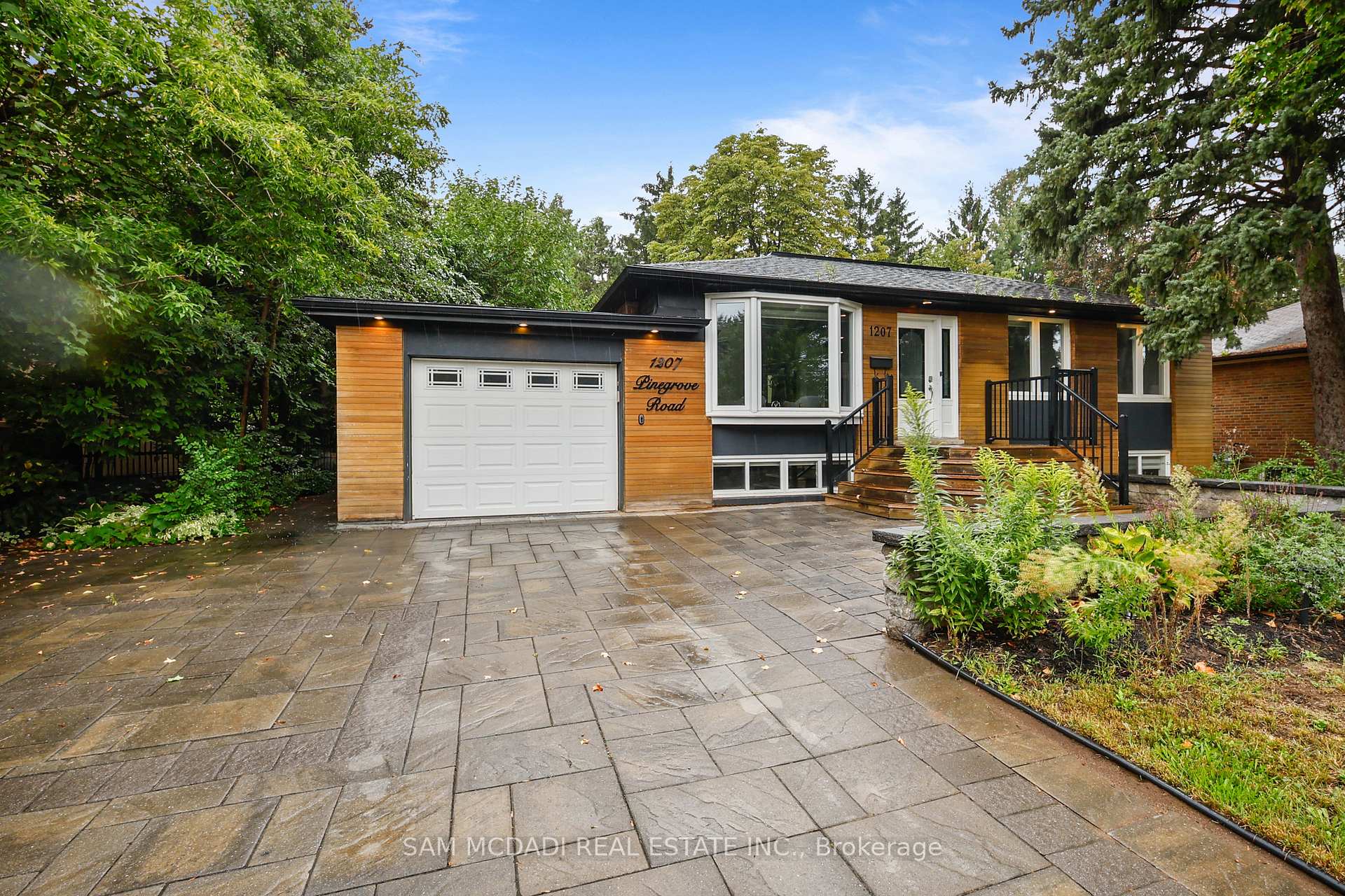 1207 Pinegrove Road, Oakville, ON L6L 2W8