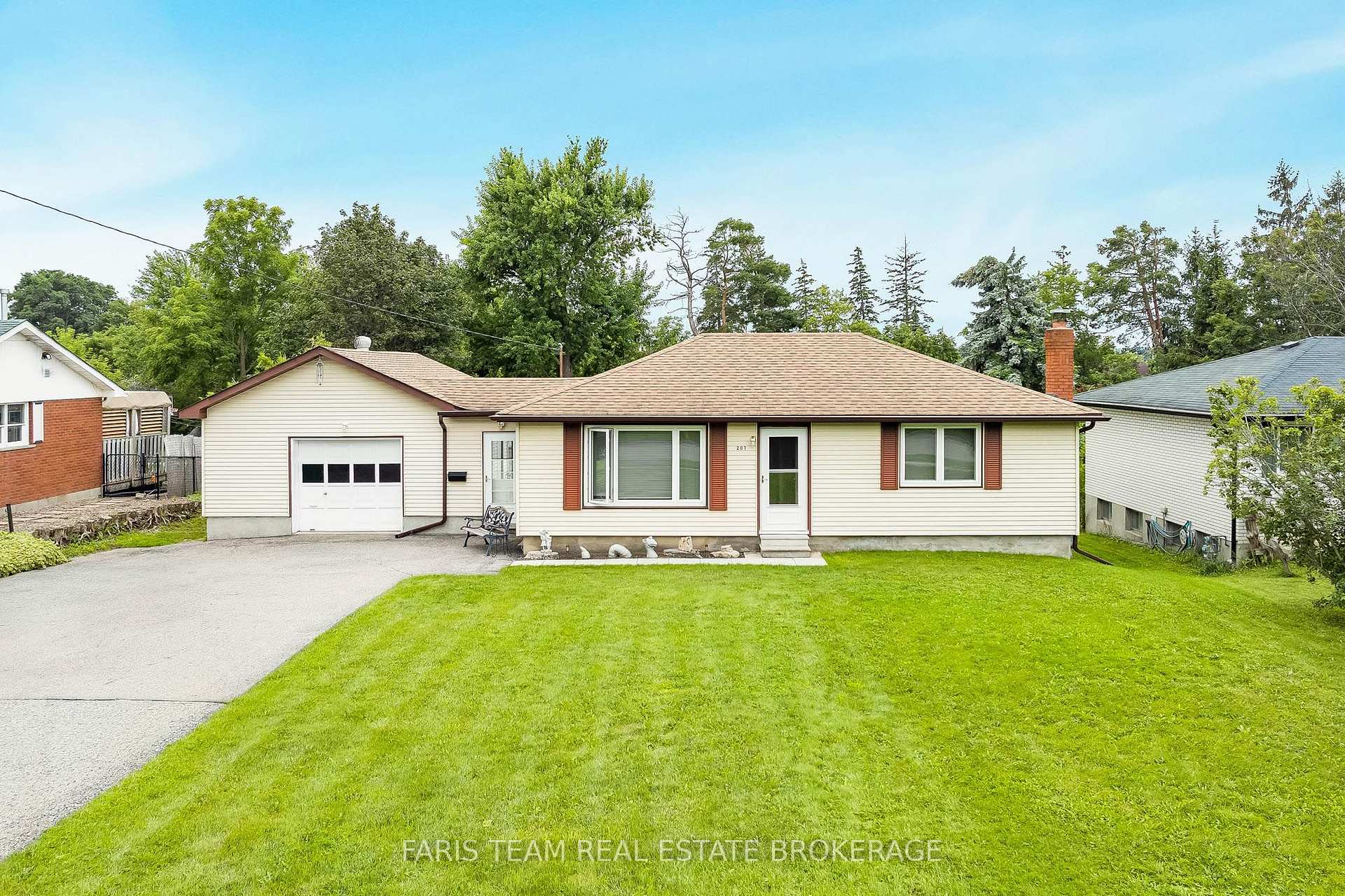 207 Warnica Road, Barrie, ON L4N 3Z2