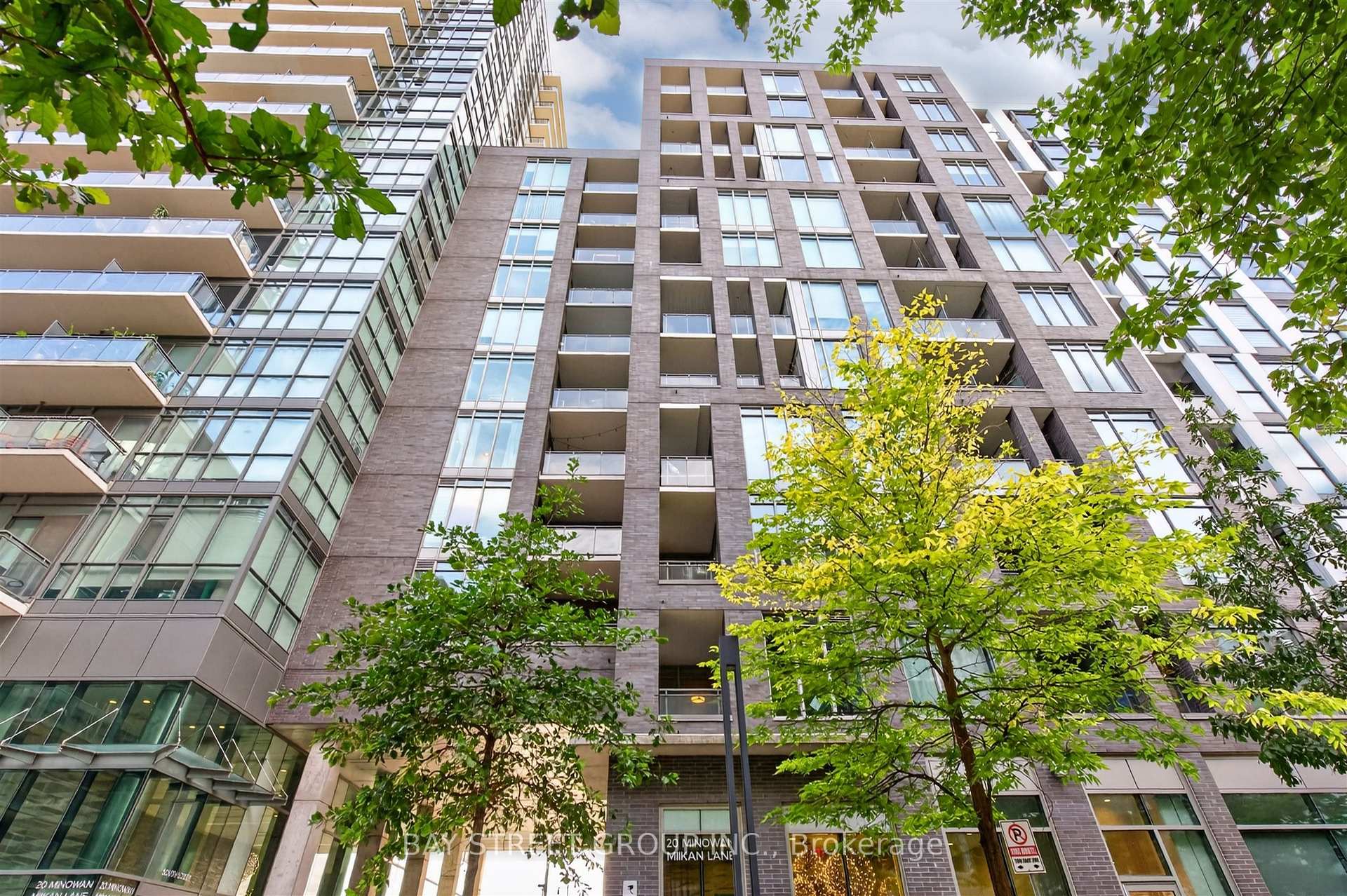 20 minowan miikan Lane W 211, Toronto, ON M6J 0E5