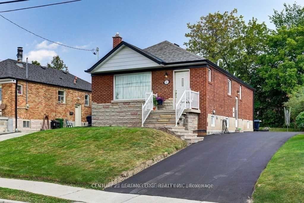 27 Ionview Drive Main, Toronto, ON M1K 2Z3