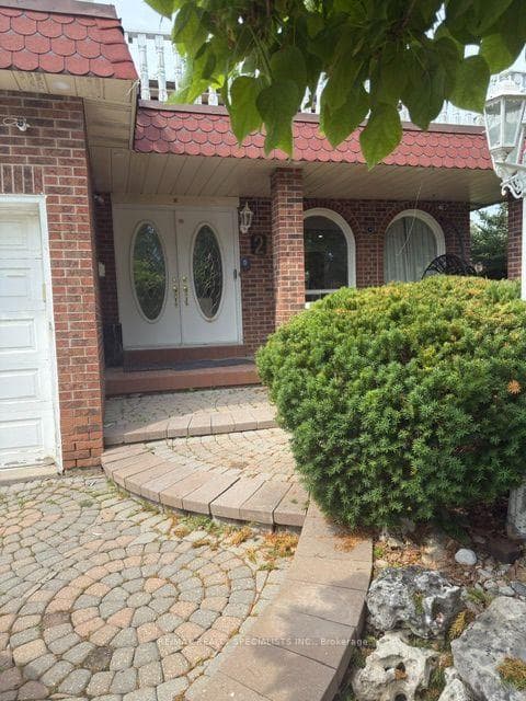 2 Pepperwood Place (Main & Upper), Brampton, ON L6S 3R9