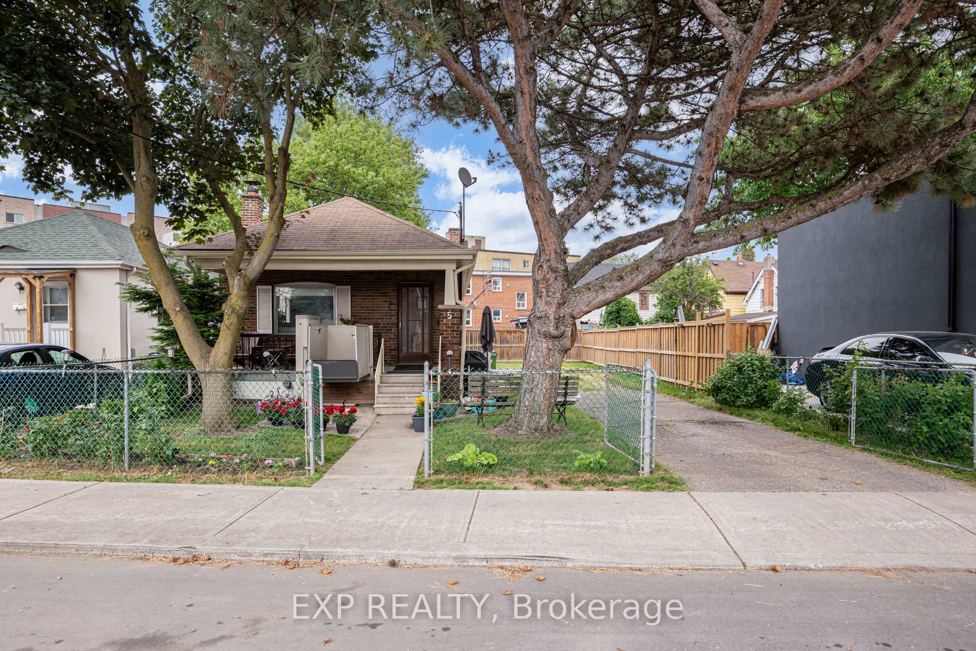 5 Laxis Avenue, Toronto, ON M6M 2K6
