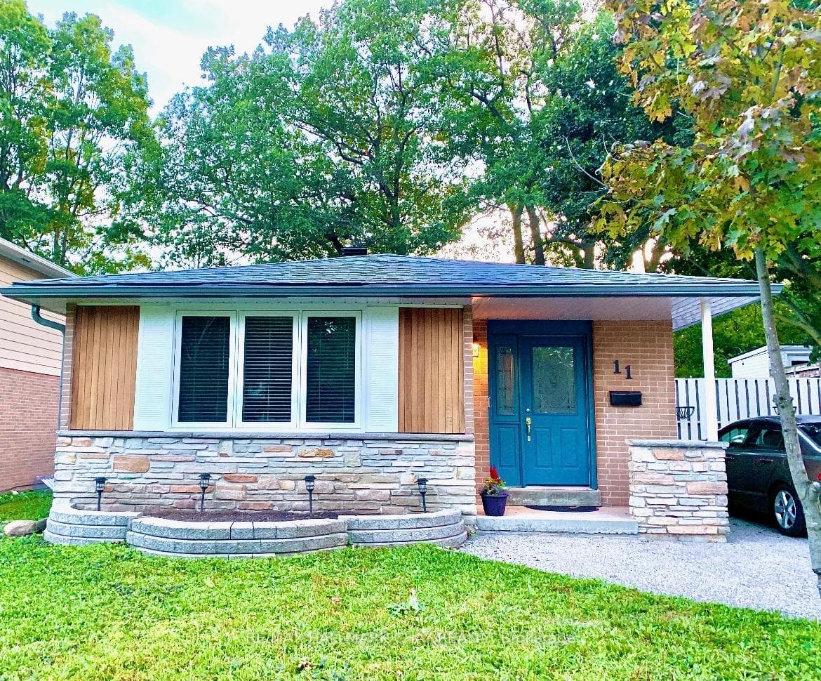 11 Daphne Crescent, Barrie, ON L4M 2Y7