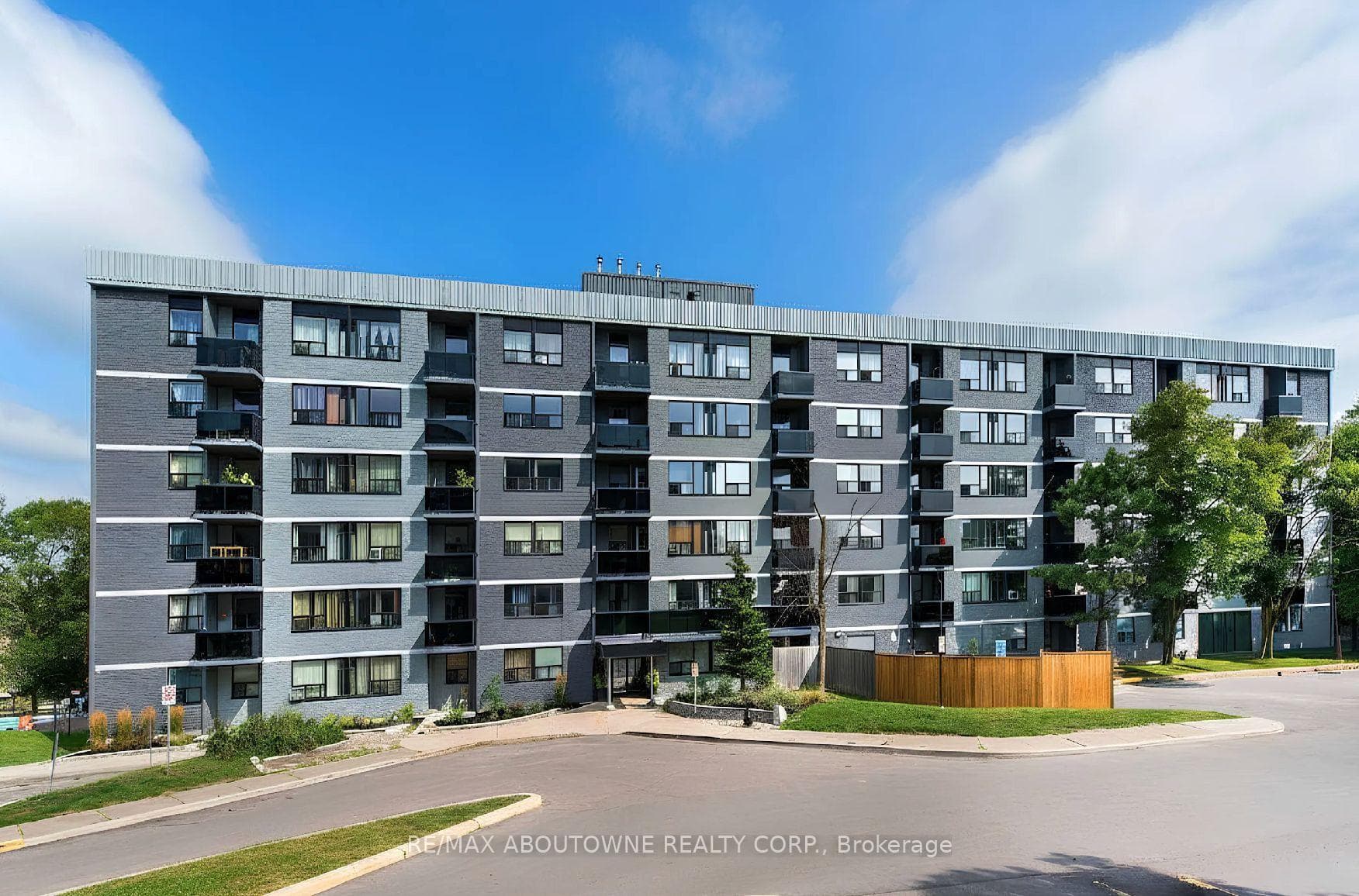 147 Wellington Street W 101, Aurora, ON L4G 2N9