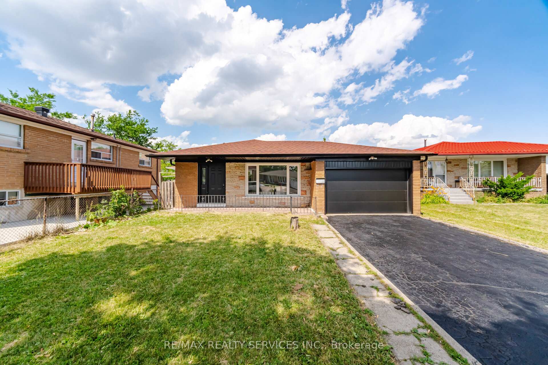 7493 Netherwood Road, Mississauga, ON L4T 2N7