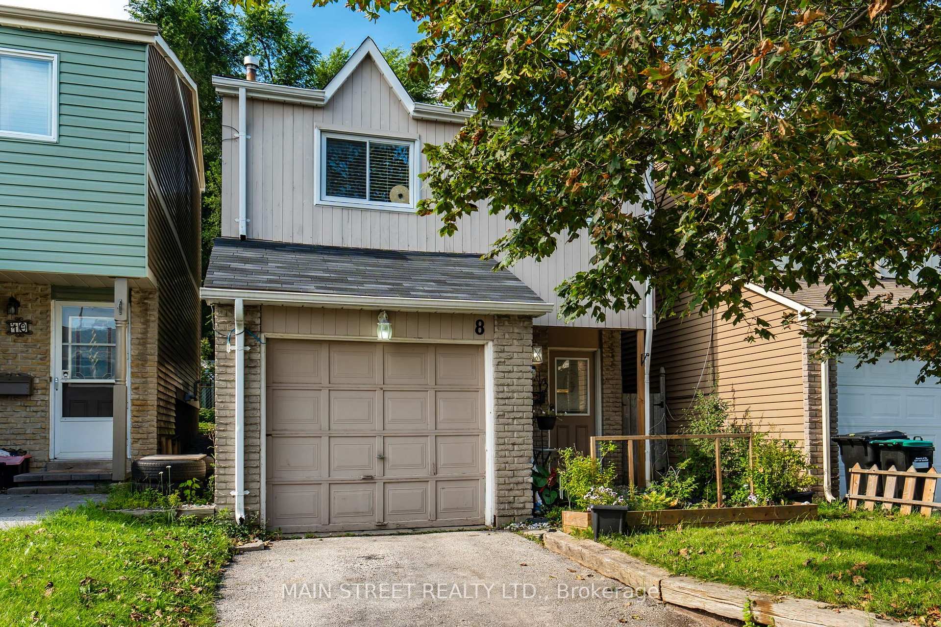 8 Robin Court, Barrie, ON L4M 5M1