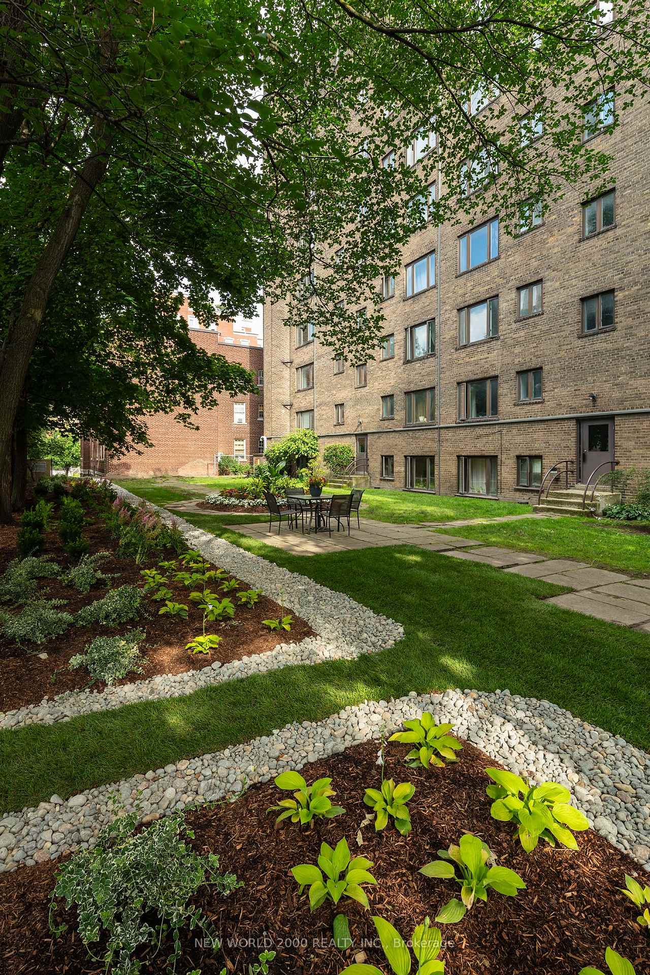 110 St Clair Avenue W 102, Toronto, ON M4V 1N4