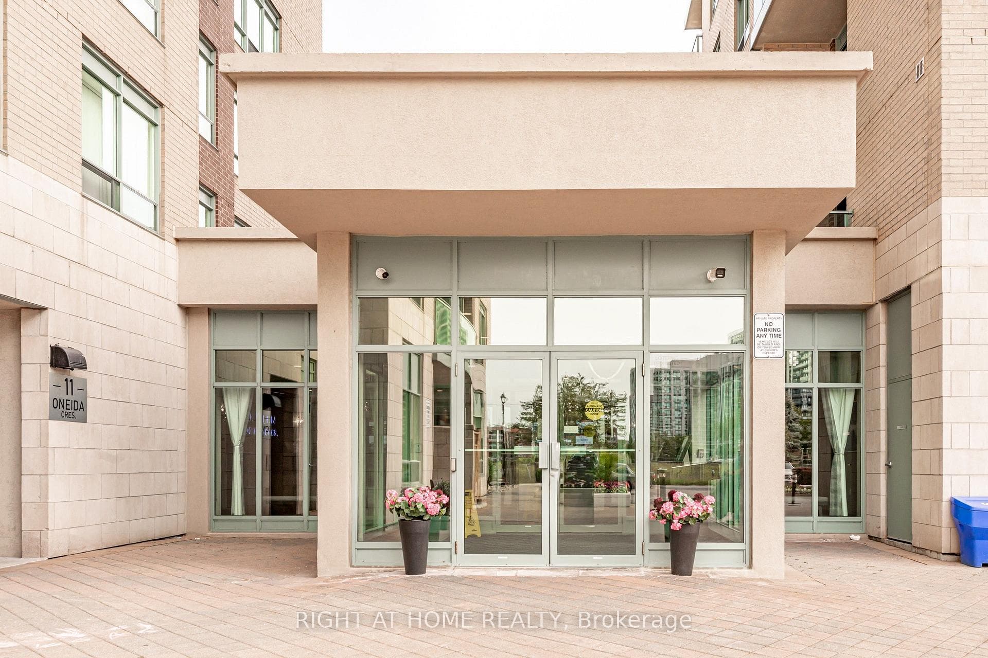 23 Oneida Crescent 1010, Richmond Hill, ON L4B 0A2