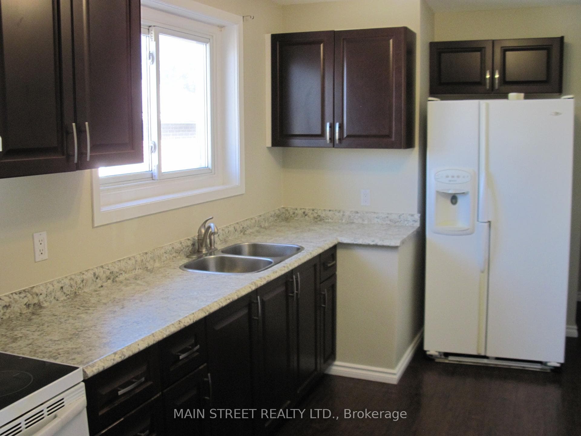 723 Sunnypoint Drive Upper, Newmarket, ON L3Y 2Z7
