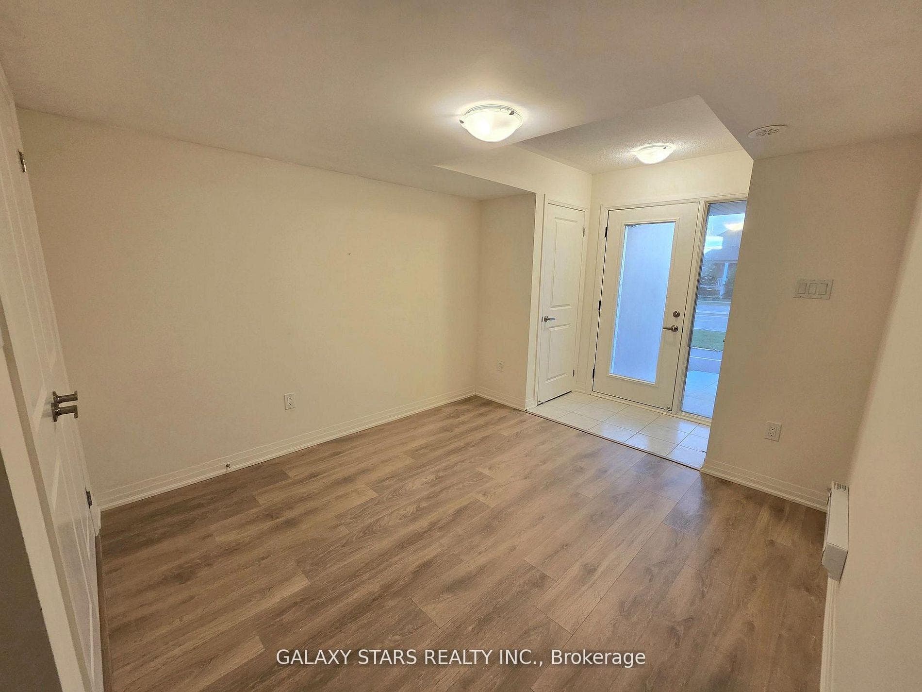 16 Emmas Way, Whitby, ON L1R 0S7