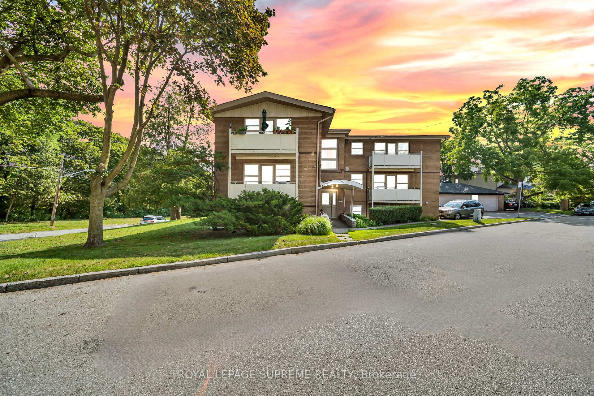 135 Kingsway Crescent 4, Toronto, ON M8X 2S3