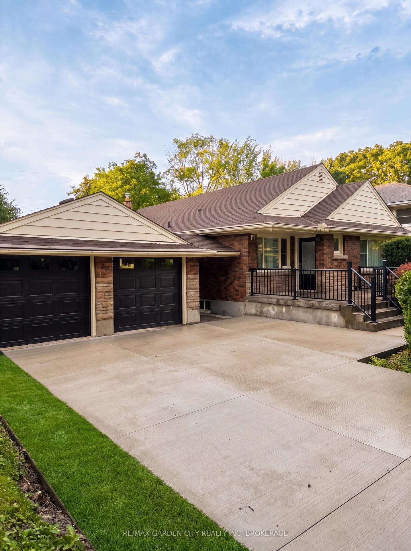 11 MACBETH Boulevard, St. Catharines, ON L2T 2M1