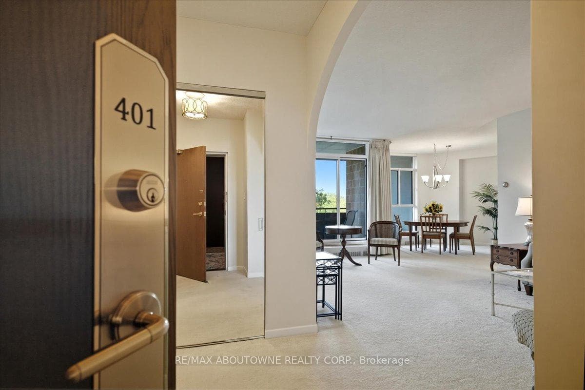 5250 Lakeshore Road 401, Burlington, ON L7L 5L2