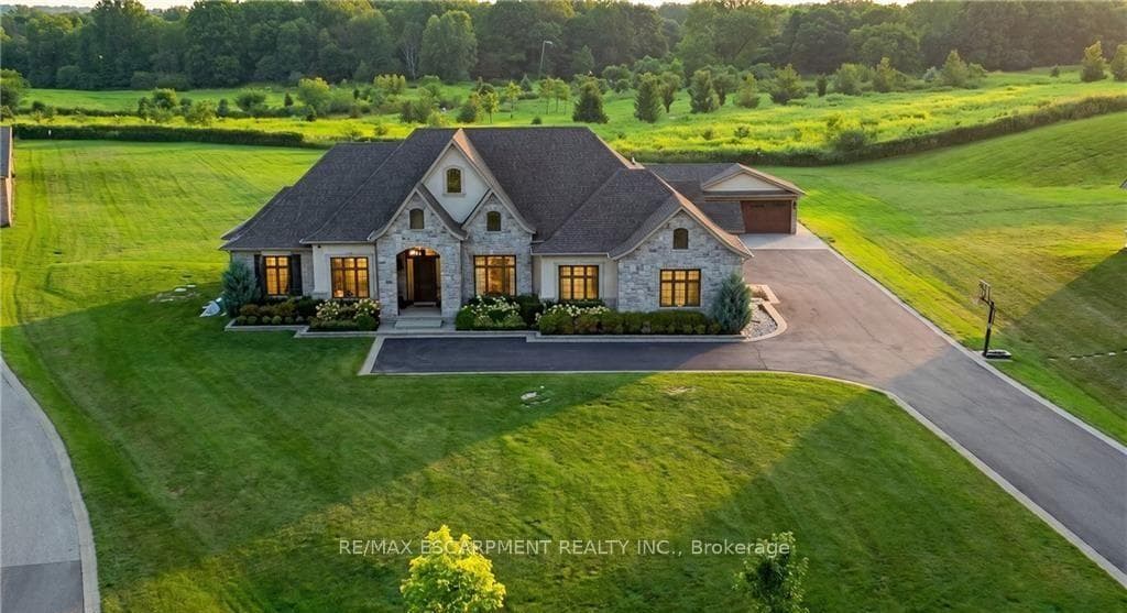 55 Tews Lane, Hamilton, ON L9H 7N4
