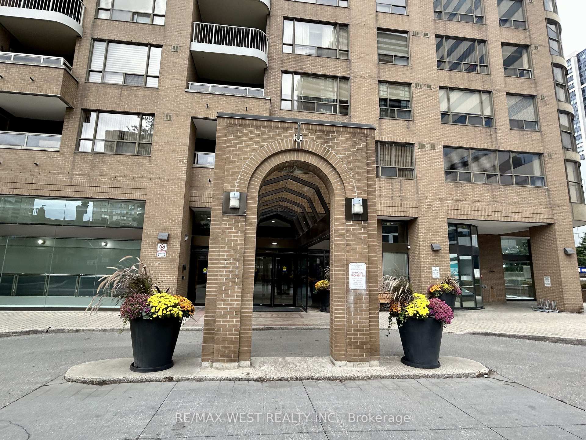 100 UPPER MADISON Avenue 2405, Toronto, ON M2N 6M4