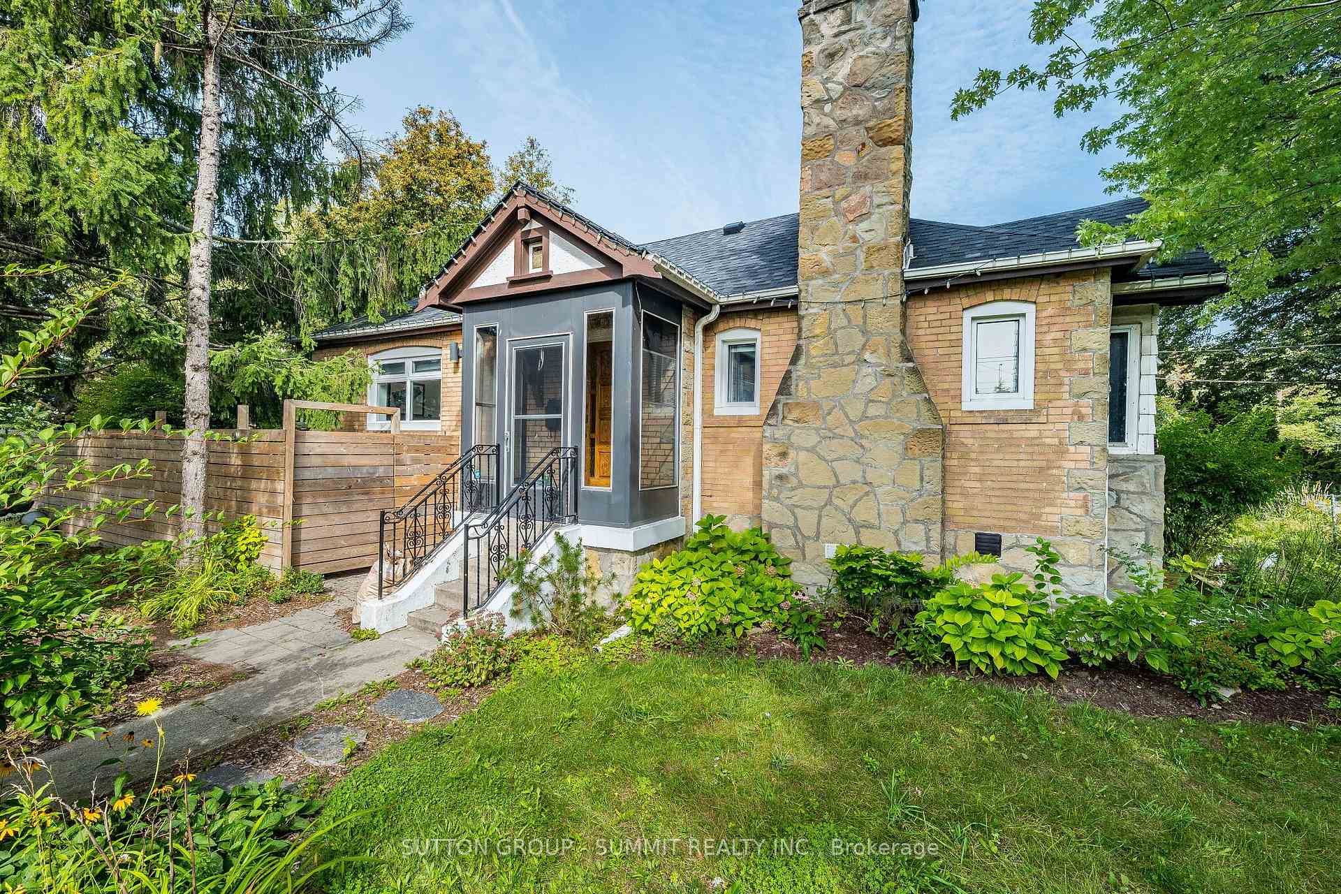 32 ELLIS Avenue, Toronto, ON M6S 2X1