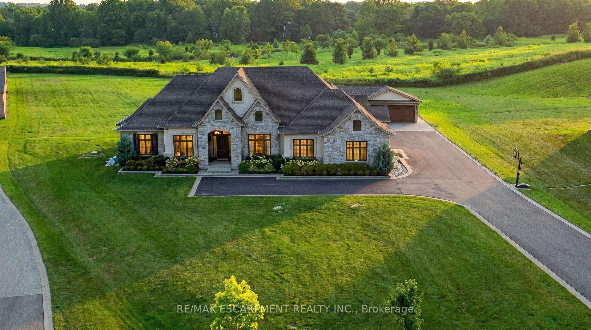 55 Tews Lane, Hamilton, ON L9H 7N4
