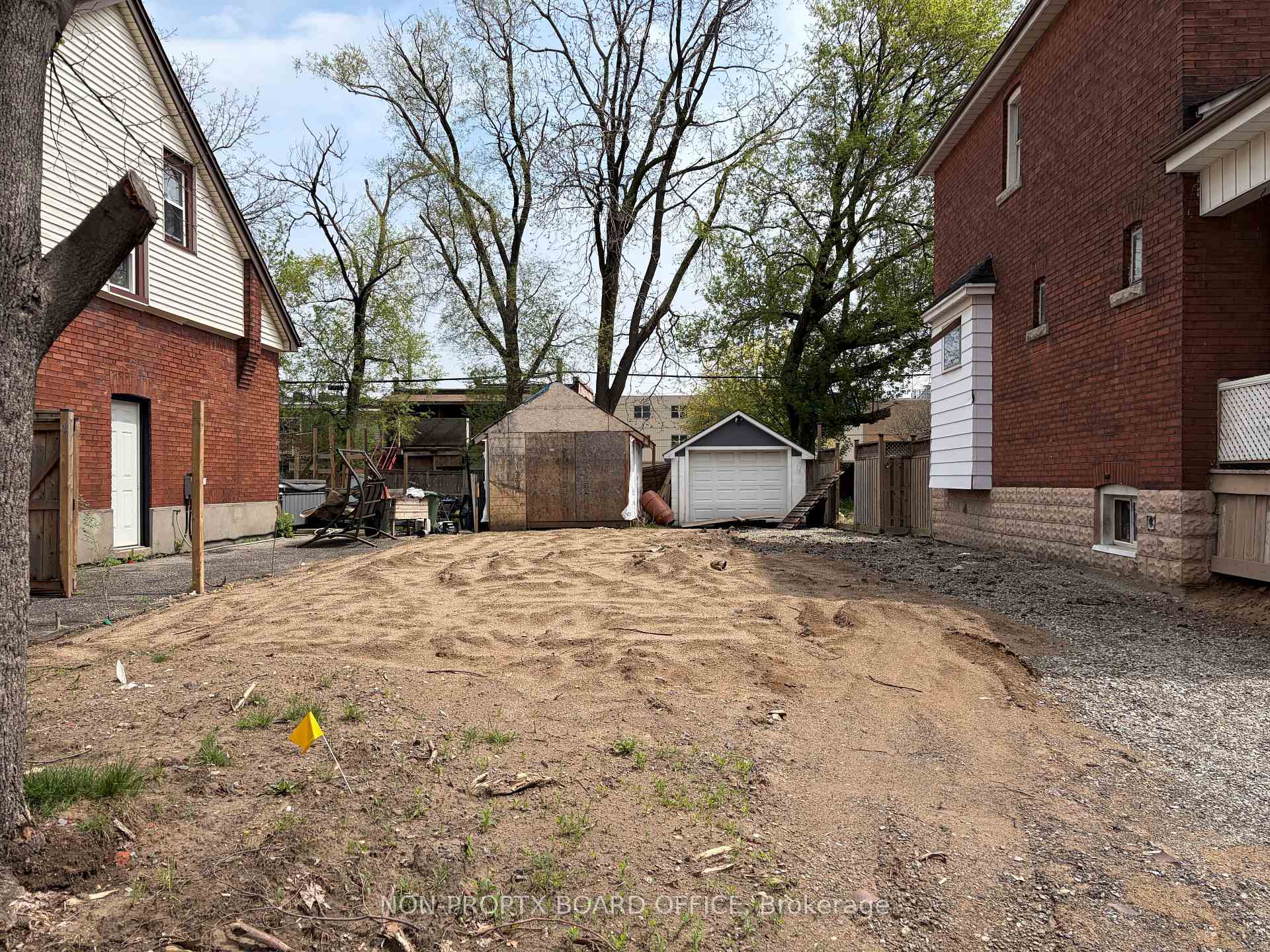 18 Tuxedo Avenue N, Hamilton, ON L8H 4P5