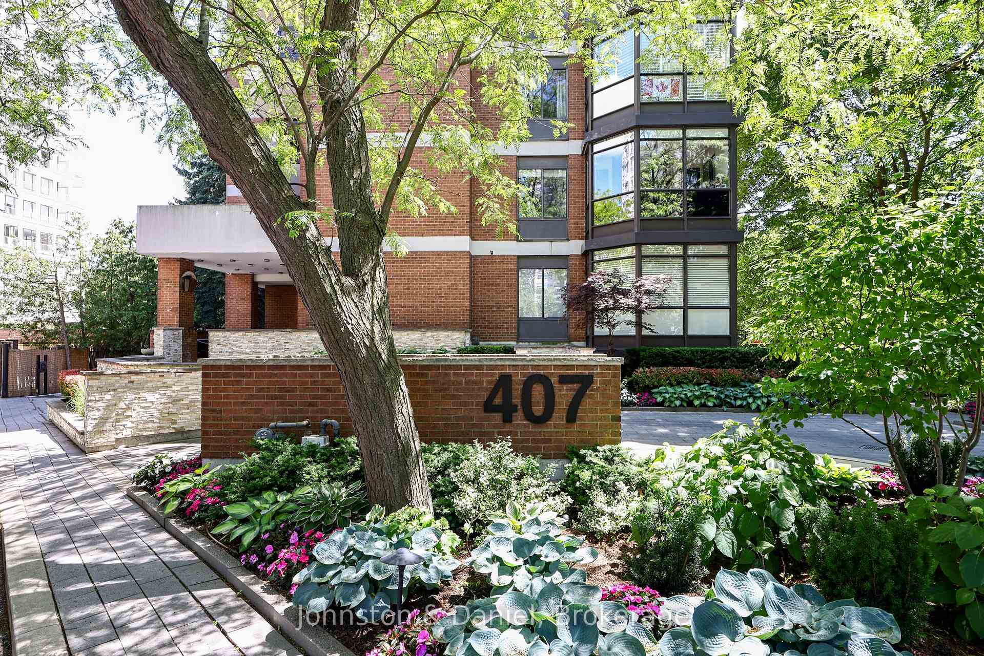 407 Walmer Road 401, Toronto, ON M5R 3N2