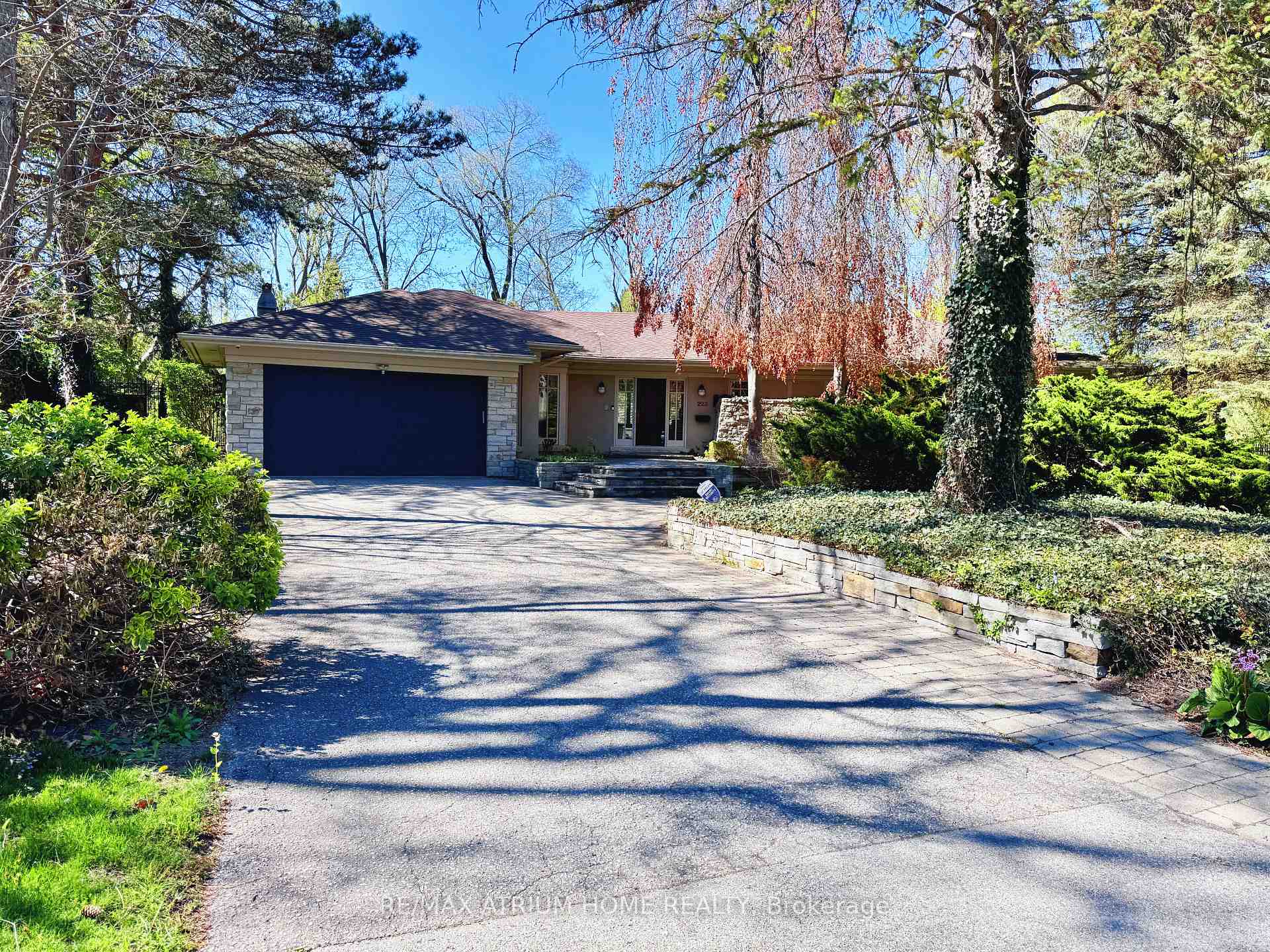223 Trelawn Avenue, Oakville, ON L6J 4R3