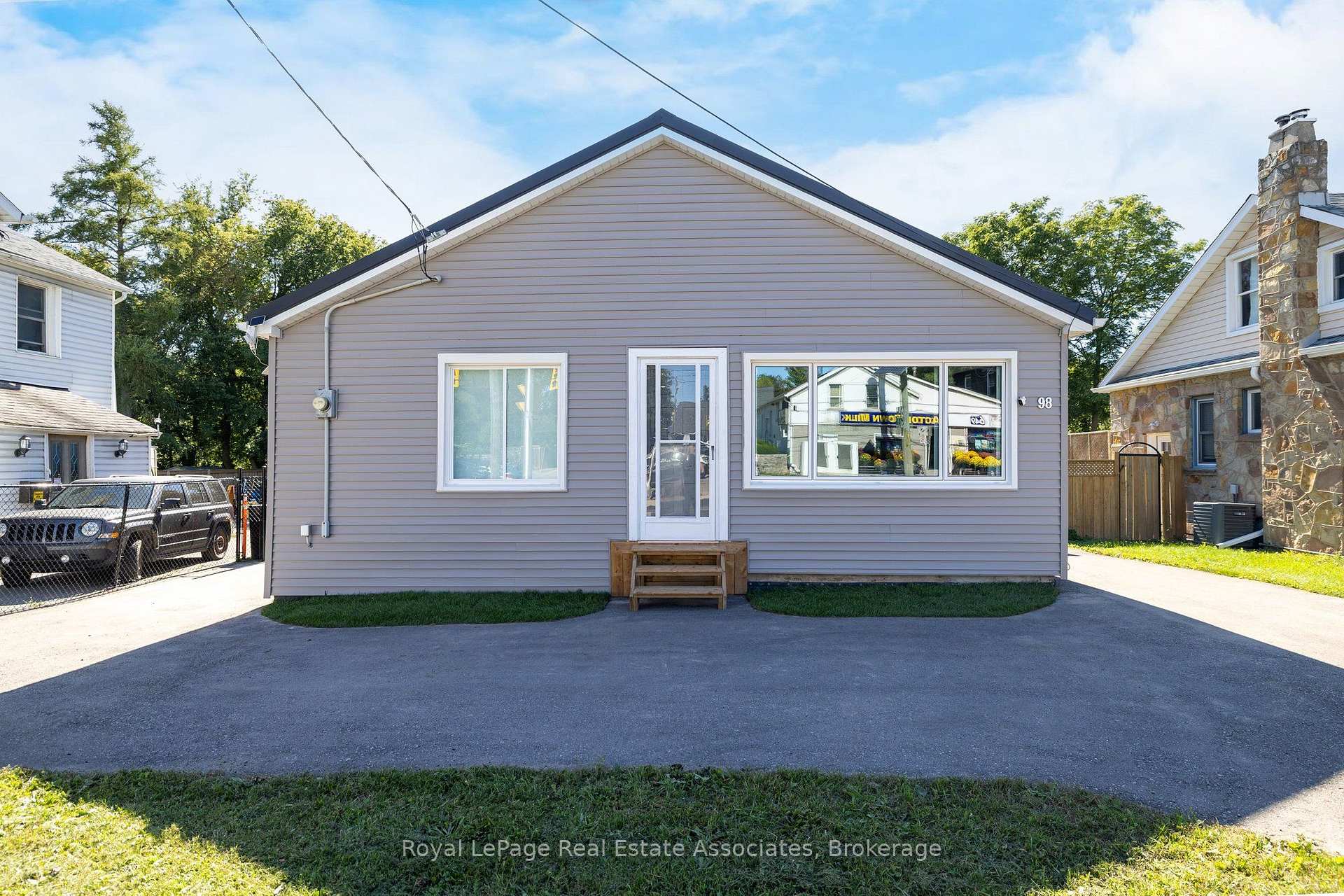 98 Main Street N, Halton Hills, ON L7J 1W2