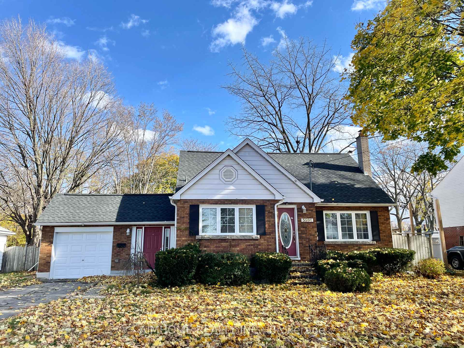 5594 Woodland Boulevard, Niagara Falls, ON L2G 5K7