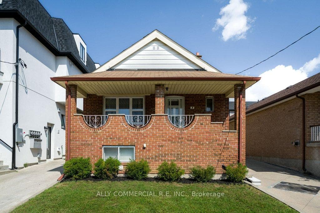 4 Chudleigh Road, Toronto, ON M6E 1Y8