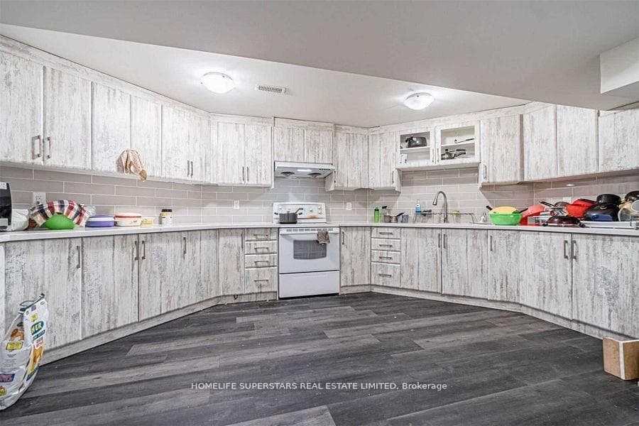 75 Parkside Drive Lower Level ( Legal Apt.), Brampton, ON L6Y 3A2