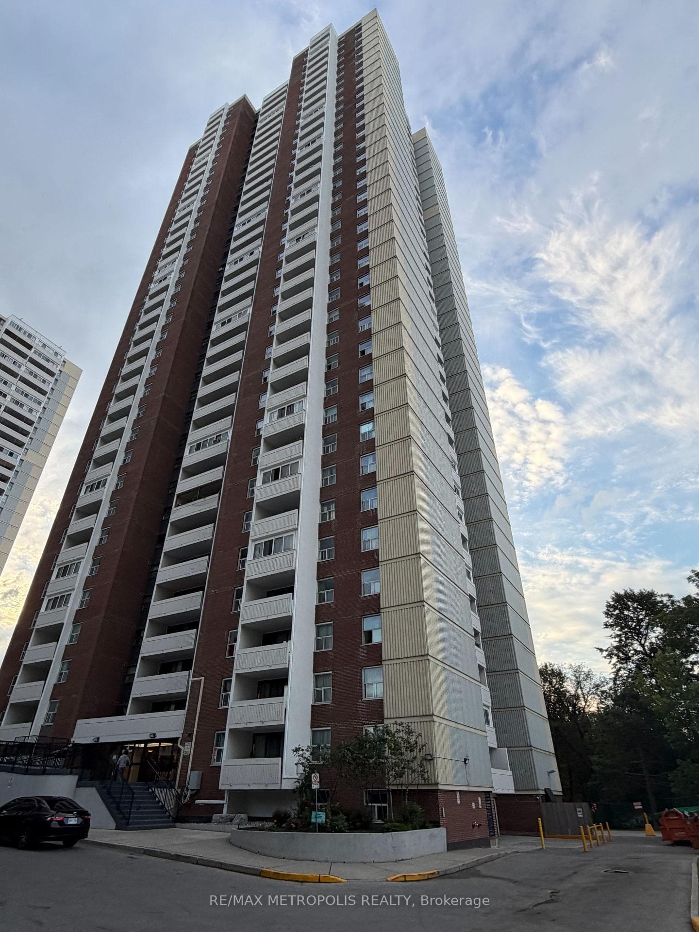 3 Massey Square 2803, Toronto, ON M4C 5L5