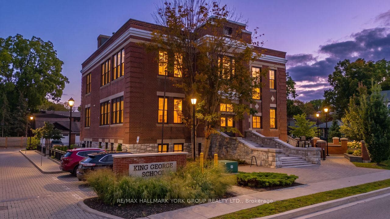 400 Park Avenue 203, Newmarket, ON L3Y 1V8