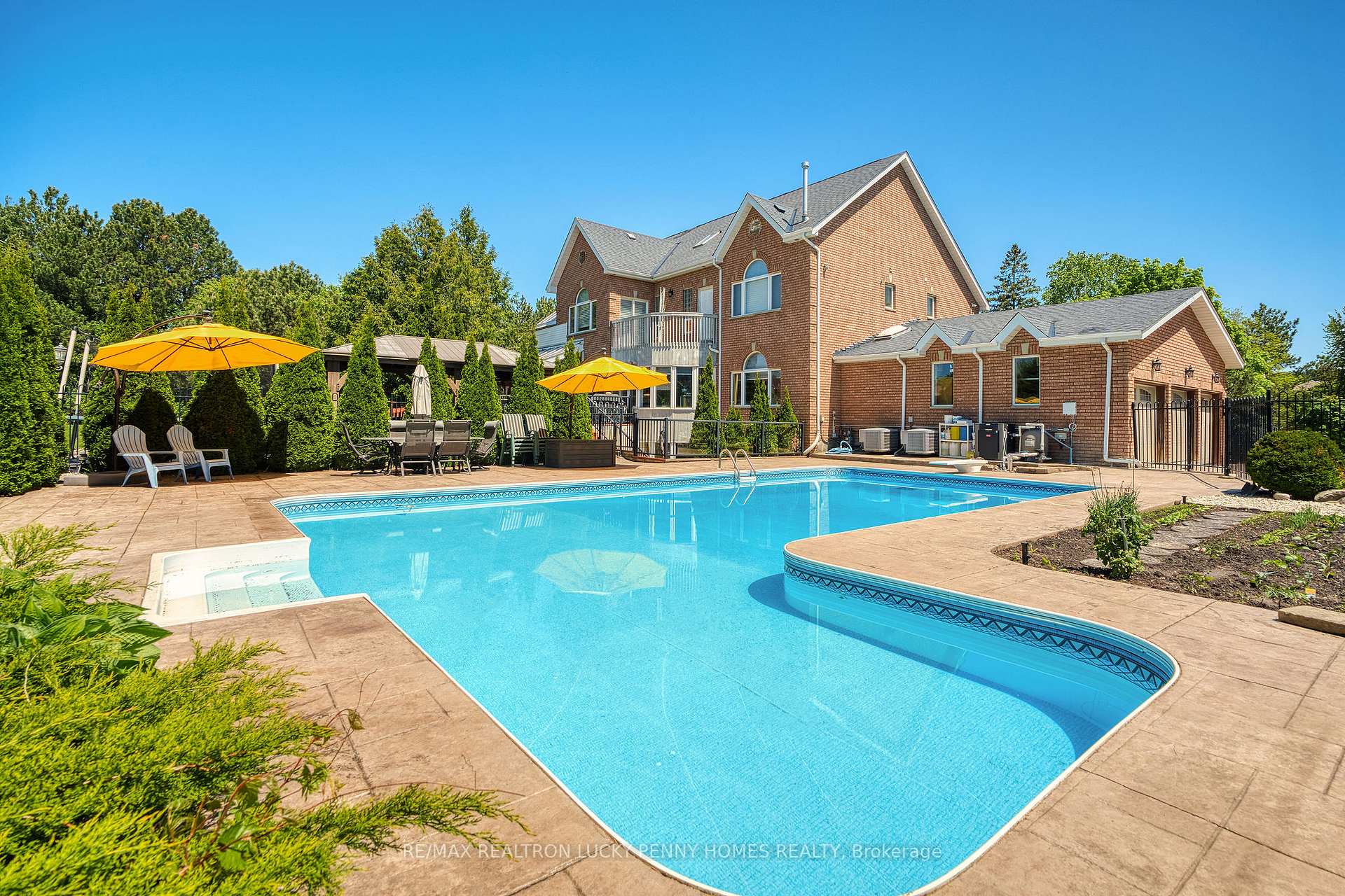 2 Jennings Gate, Markham, ON L6C 1A9