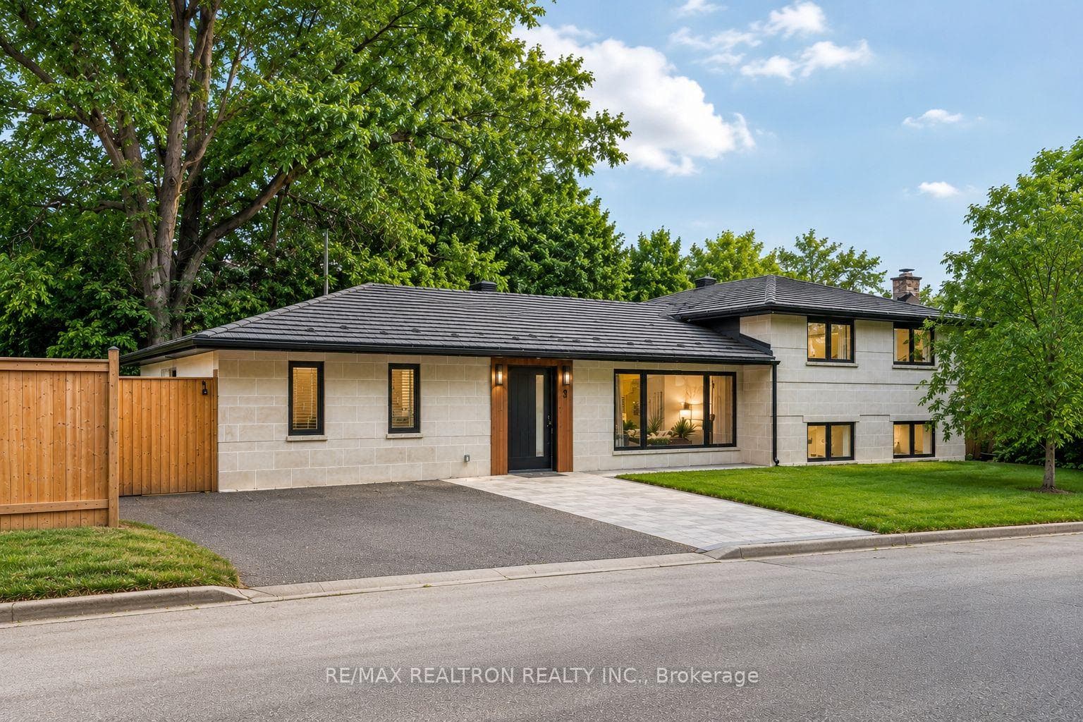 3 Reuben Street, Aurora, ON L4G 2M1