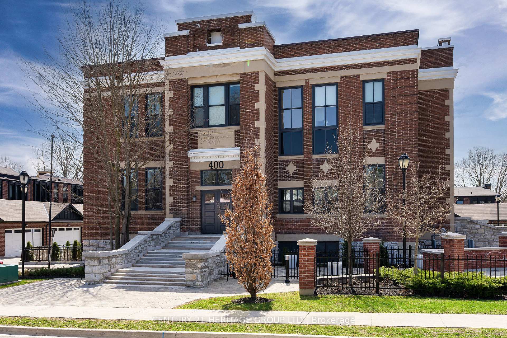 400 Park Avenue 304, Newmarket, ON L3Y 1V8
