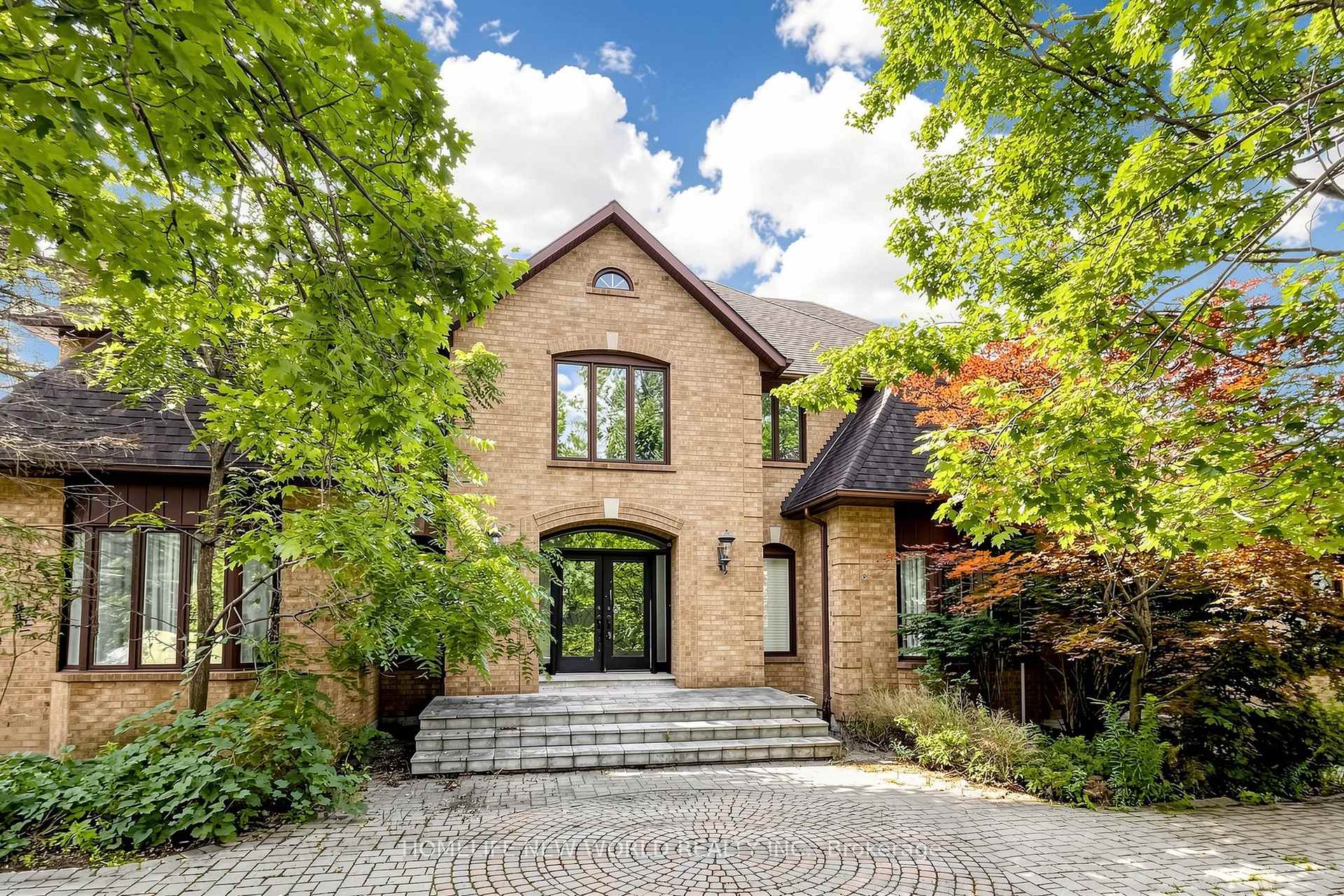 27 Walnut Glen Place, Markham, ON L6C 1A3