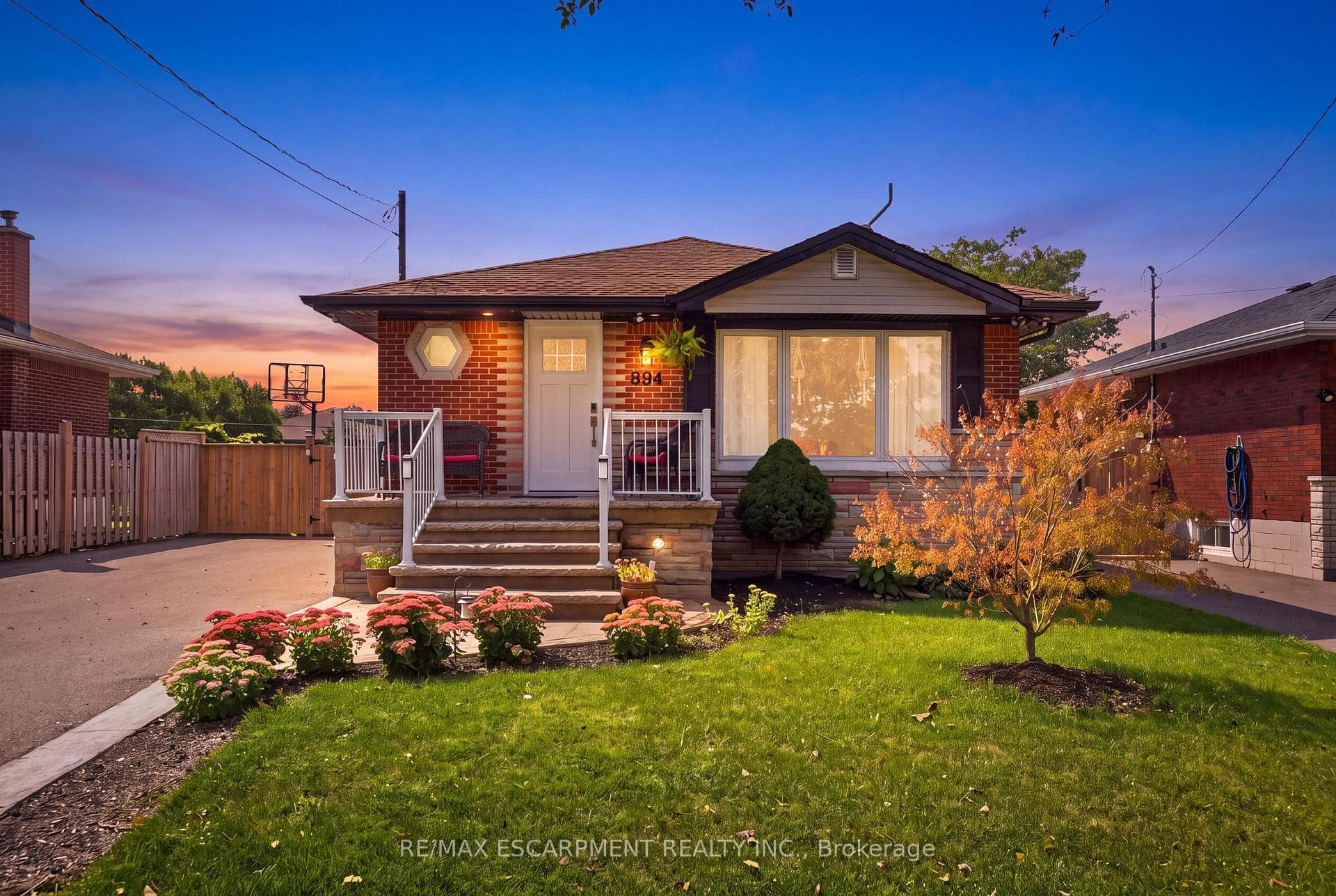 894 Brucedale Avenue E, Hamilton, ON L8B 1S9
