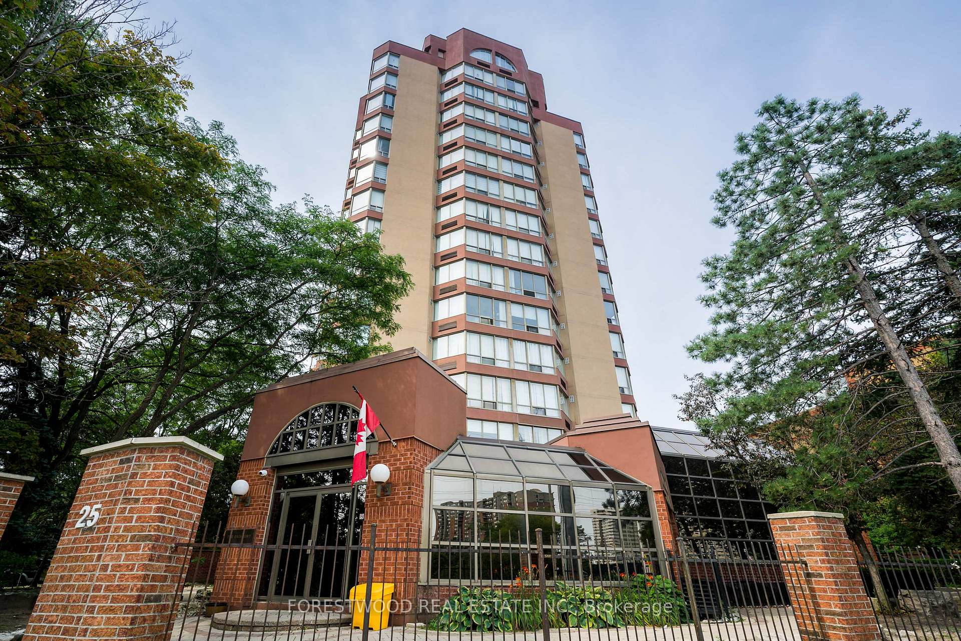 25 Fairview Road W UPH4, Mississauga, ON L5B 3Y8