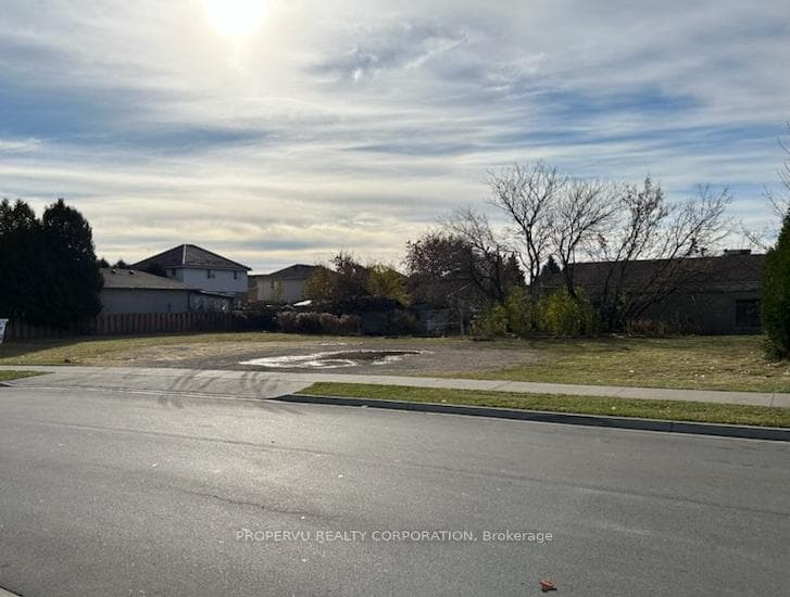 24 Chipman Avenue, Hamilton, ON L9A 2S9
