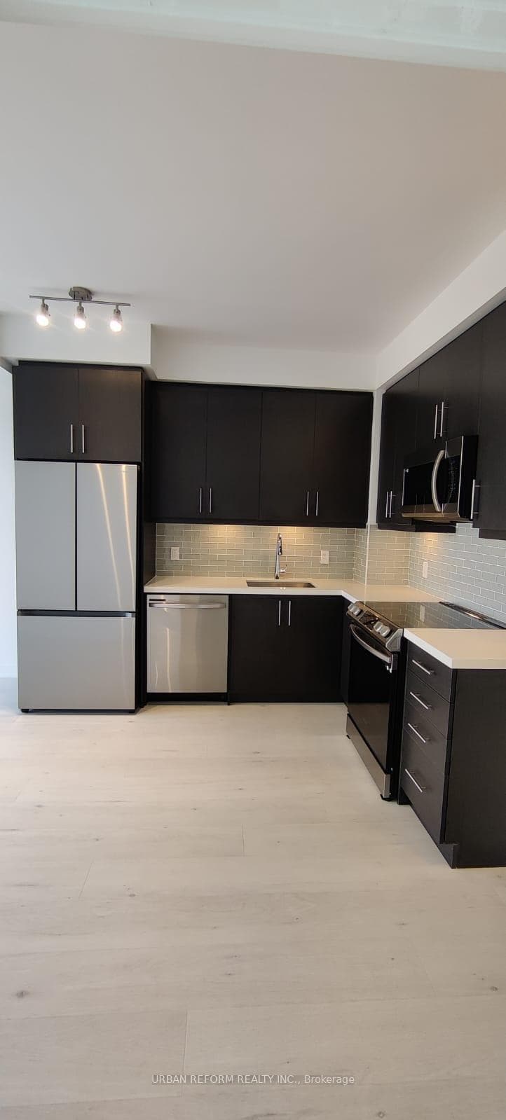 95 Oneida Crescent 801, Richmond Hill, ON L4B 0H5