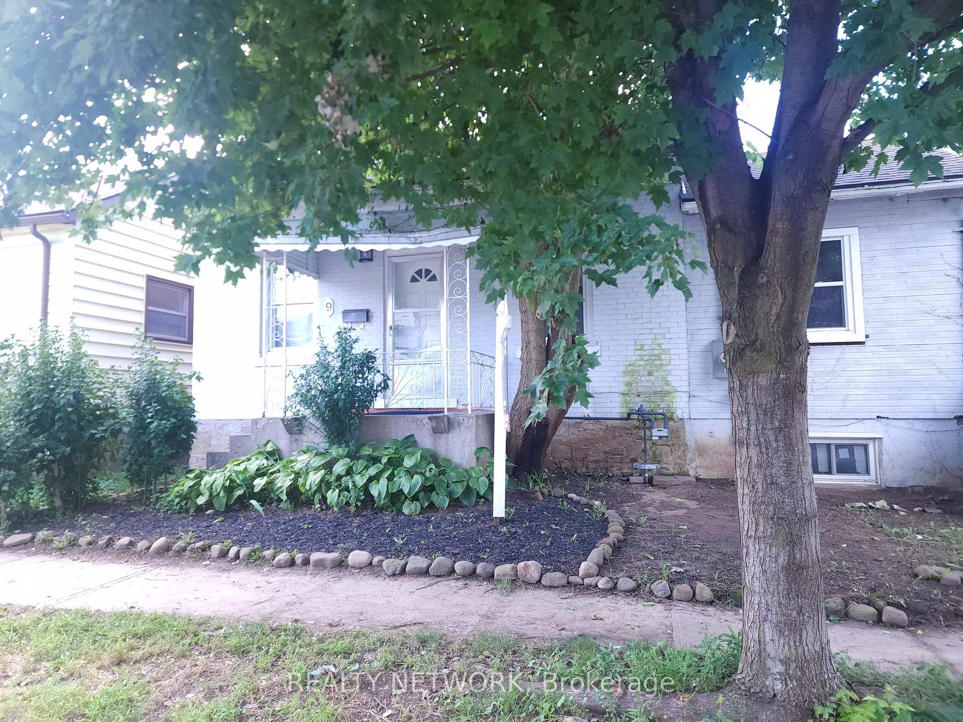 9 Woodland Avenue, St. Catharines, ON L2R 5A1