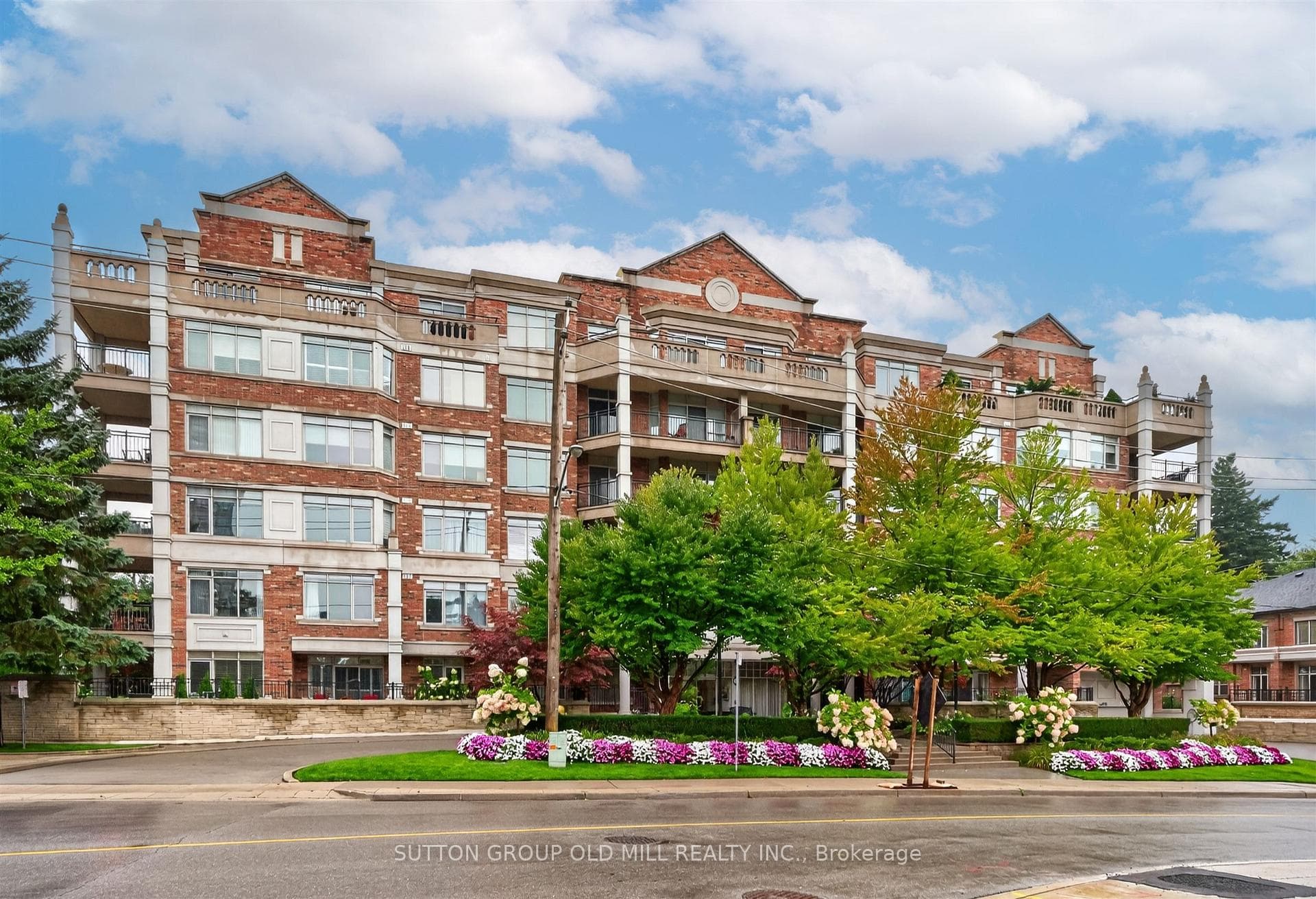 12 Old Mill Trail 203, Toronto, ON M8X 2Z4