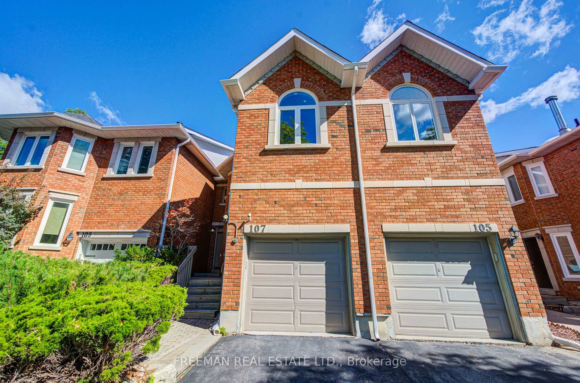 107 Brownstone Circle, Vaughan, ON L4J 7R1