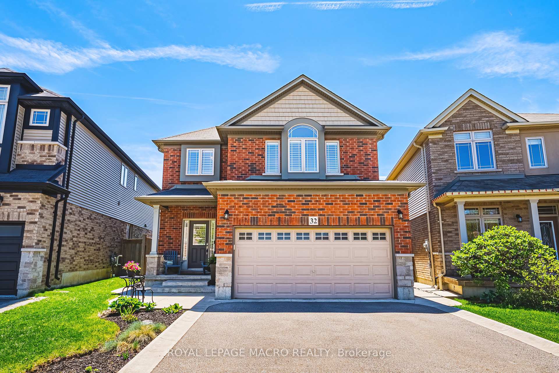 32 Dulgaren Street, Hamilton, ON L8W 3Y8